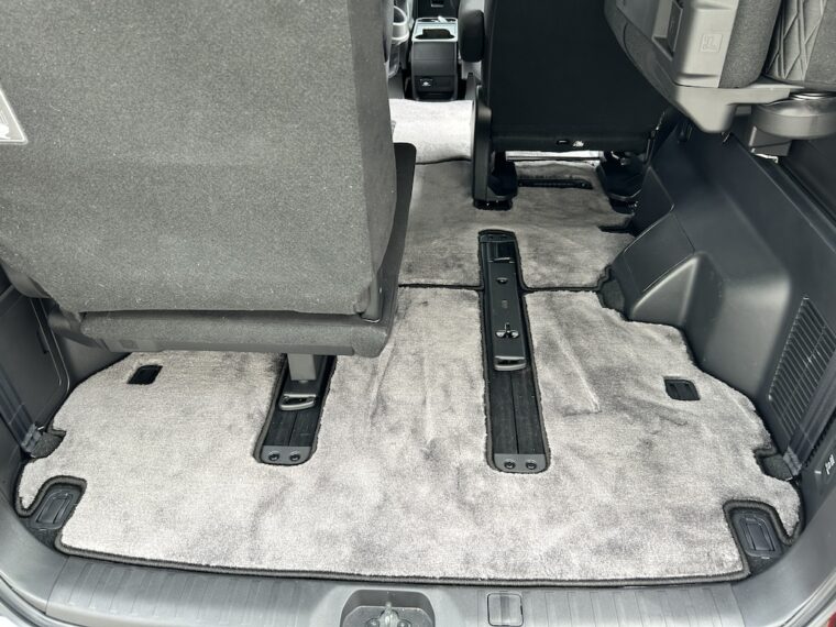 デリカD:5の後方から見た2列目と3列目まわりのFJクラフトのグレーのフロアマット