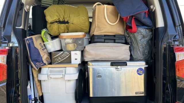デリカD:5のリアゲートにキャンプ道具を積み込んだ様子