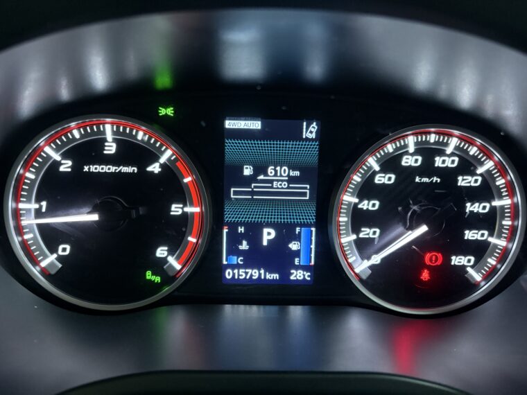 デリカD:5のメーター画面。給油直後で航続距離610km、走行距離15,791km、燃料は満タン、外気温は28℃を表示。