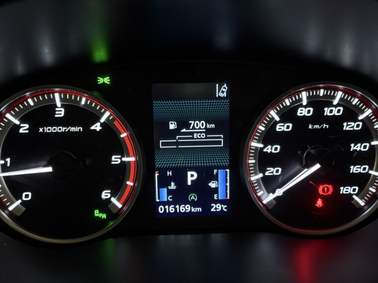 デリカD:5のメーター画面。航続距離700km、走行距離16,169km、外気温29℃、満タン表示の状態。