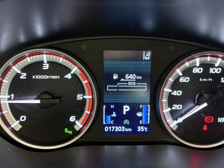 デリカD:5のメーター画面。走行距離17,303km、航続可能距離640km、外気温35℃を表示。燃料満タン、ECOモード点灯状態。
