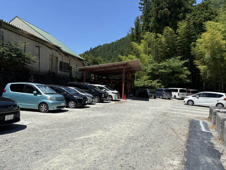 砂利で広い有料駐車場の全景(子連れでも停めやすい)