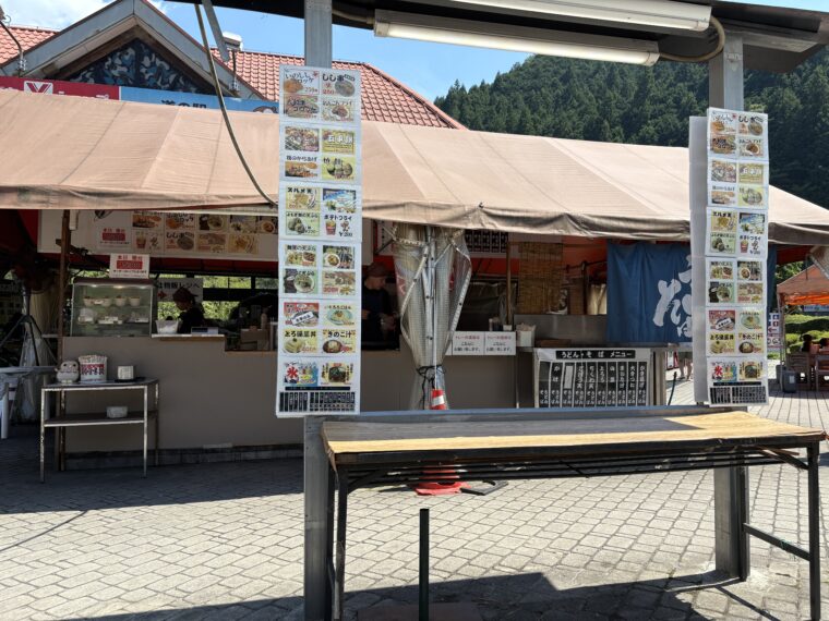 道の駅「吉野路黒滝」の屋台外観。メニュー札が並び、うどん・そば・しいたけ天ぷら・串こんにゃくなどの軽食を販売している。