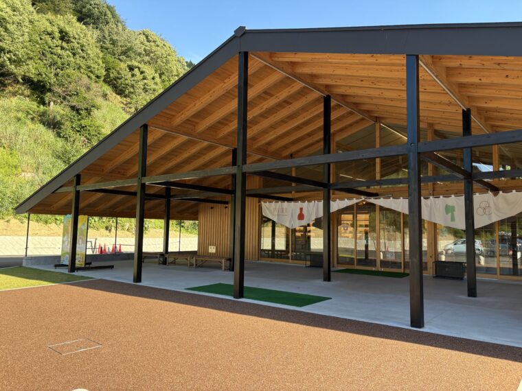 天川村の洞川温泉ビジターセンター外観。川遊び後に訪れて、家族で疲れを癒した温泉