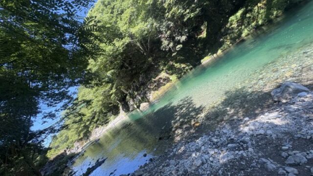 天川村の川の写真。透明度が高く川底の小石まで見える
