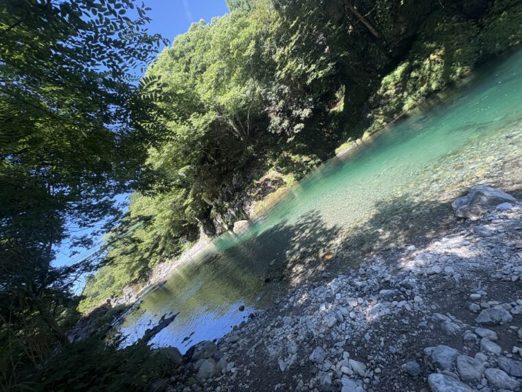 天川村の川の写真。透明度が高く川底の小石まで見える