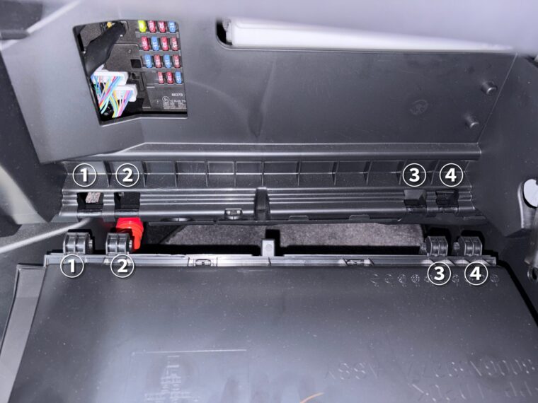 「デリカD:5 グローブボックス 下側の爪4か所」