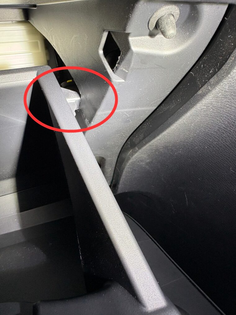 「デリカD:5 グローブボックス上側の爪が引っかかって外れていない状態」