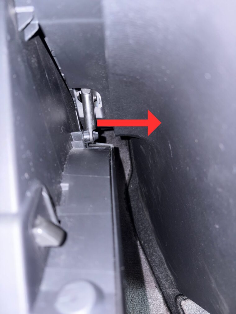 「デリカD:5 グローブボックスダンパーの取り外し部分」