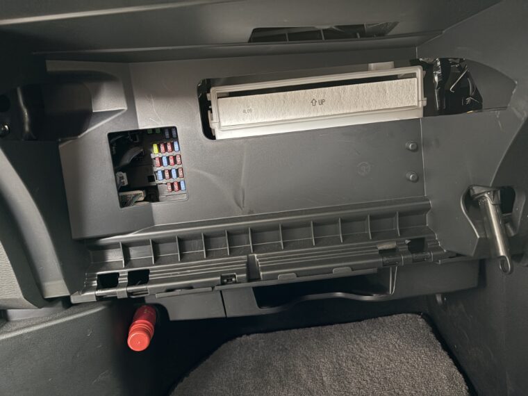 「デリカD:5 エアコンフィルター本体の位置（カバー取り外し後）」