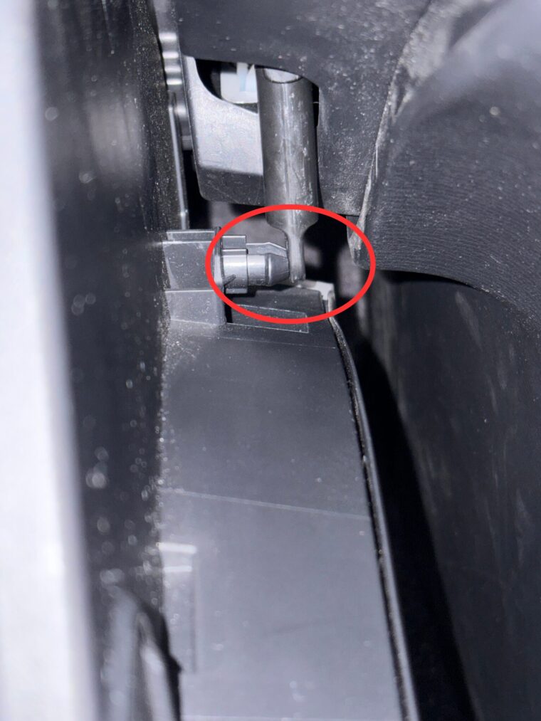「デリカD:5 グローブボックスダンパーの接続部アップ」