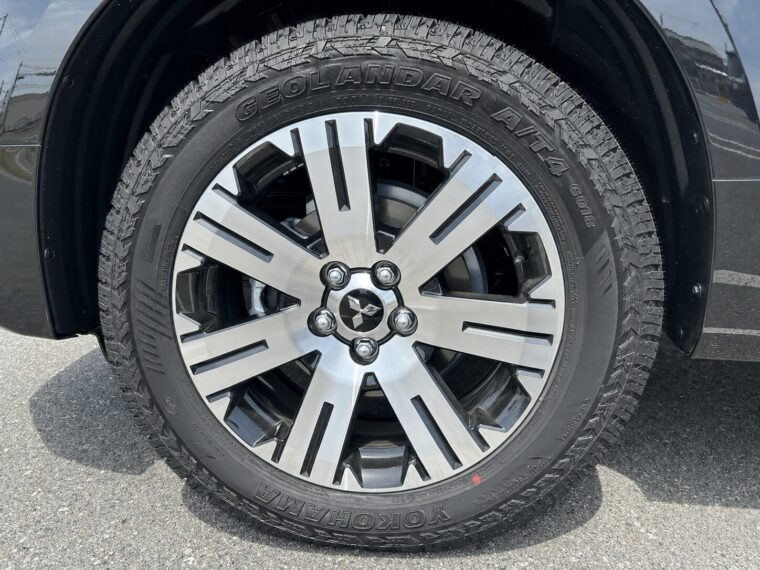 デリカD:5の純正18インチホイールにGEOLANDAR A/T4 G018を装着したイメージ