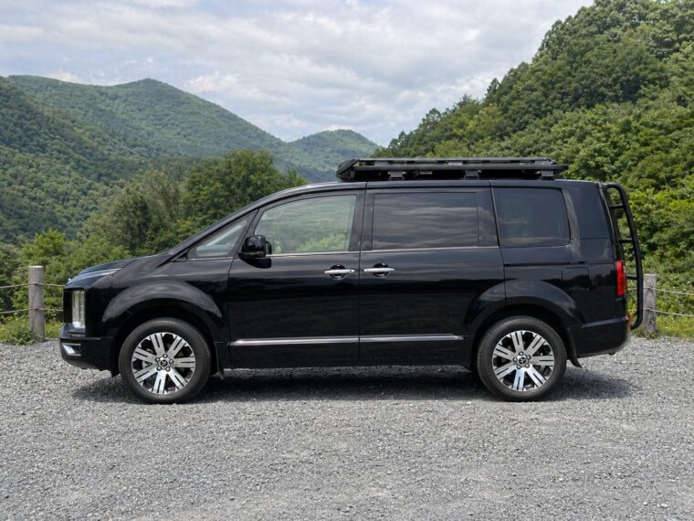 純正18インチホイールに、CV G058のタイヤを装着した黒いデリカD:5のサイドビューイメージ