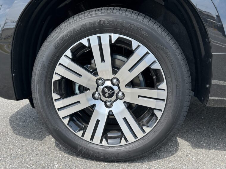 デリカD:5の純正18インチホイールにGEOLANDAR CV G058を装着したイメージ