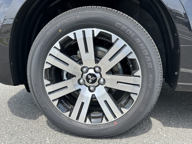 デリカD:5の純正18インチホイールに装着されたYOKOHAMA GEOLANDAR SUV G055Eのタイヤ写真