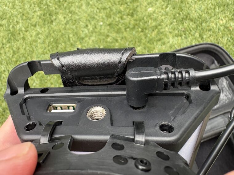 CLAYMORE 3FACE+ Lの充電端子部分。専用ACアダプターの接続端子、USB出力ポート、取り付け用のネジ穴が見える。