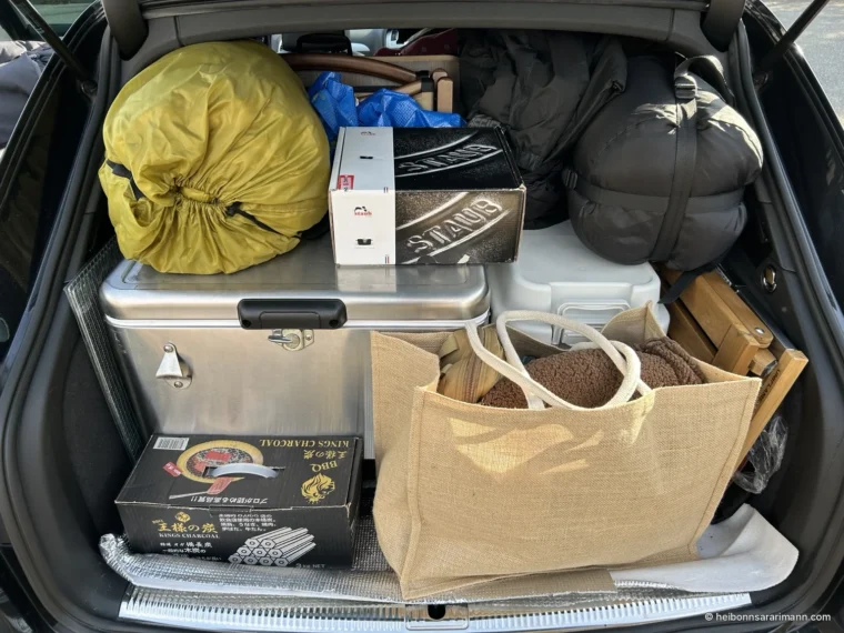 キャンプ道具が荷室いっぱいに積み込まれたアウディA4アバント
