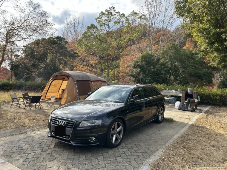 キャンプ場でテントのそばに駐車したアウディA4アバント