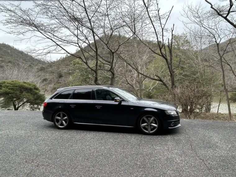 以前所有していたアウディA4アバントを横から撮影した写真